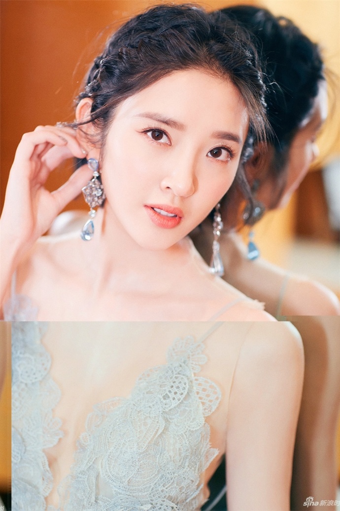 四川美女明星唐艺昕一袭深V礼服大秀性感美背招 6