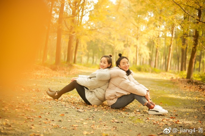 清纯姐妹花秋天枫叶林图片 2