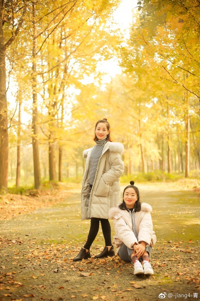 清纯姐妹花秋天枫叶林图片 3