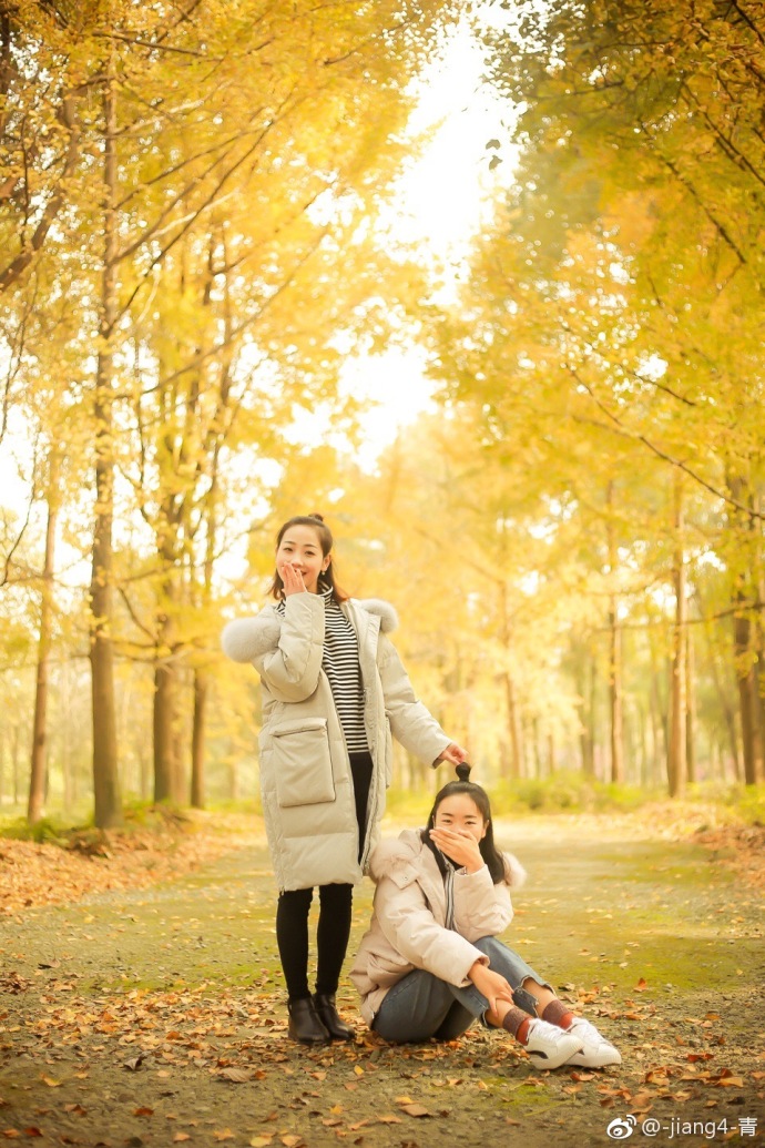 清纯姐妹花秋天枫叶林图片 4