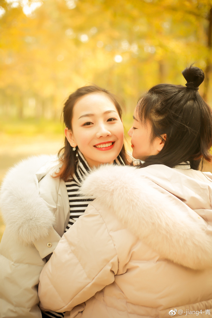 清纯姐妹花秋天枫叶林图片 5