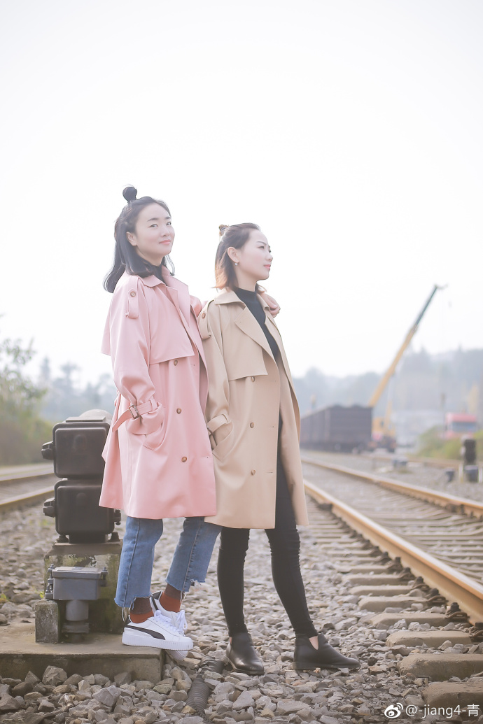 清纯姐妹花秋天枫叶林图片 6