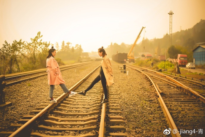 清纯姐妹花秋天枫叶林图片 7