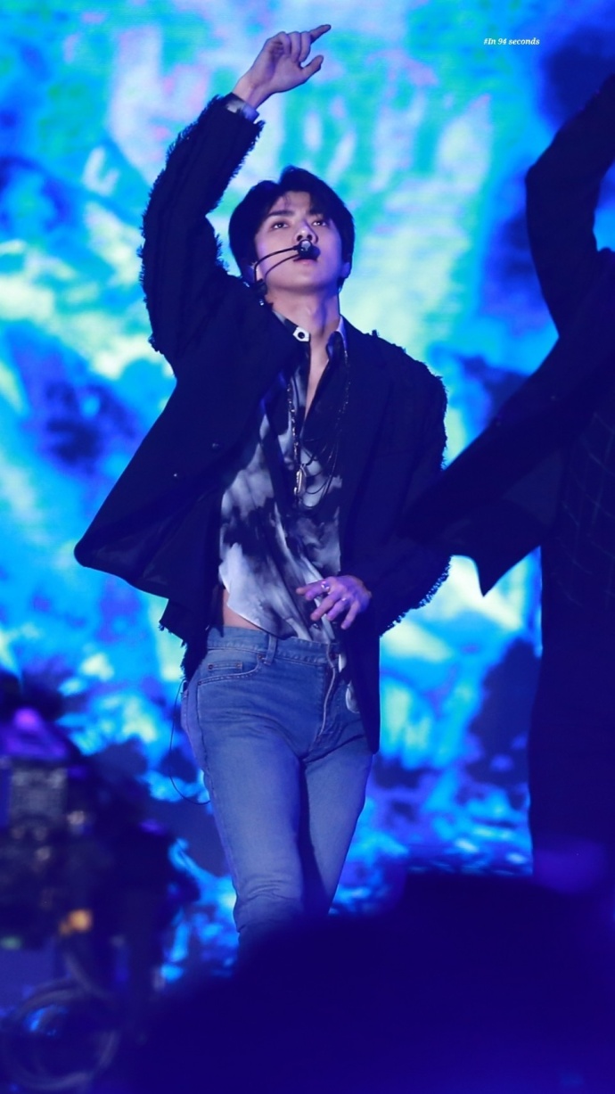 韩国男明星帅哥exo成员吴世勋性感舞台照片 7