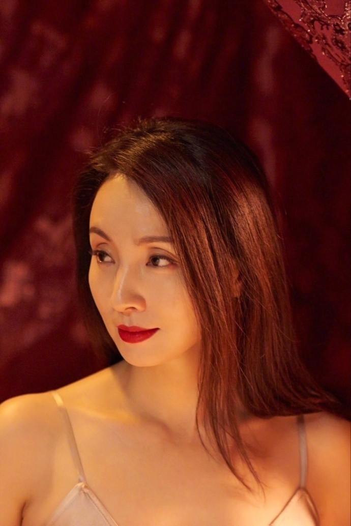 美女明星45岁的陶虹穿吊带裙演绎末代皇后一颦一 2