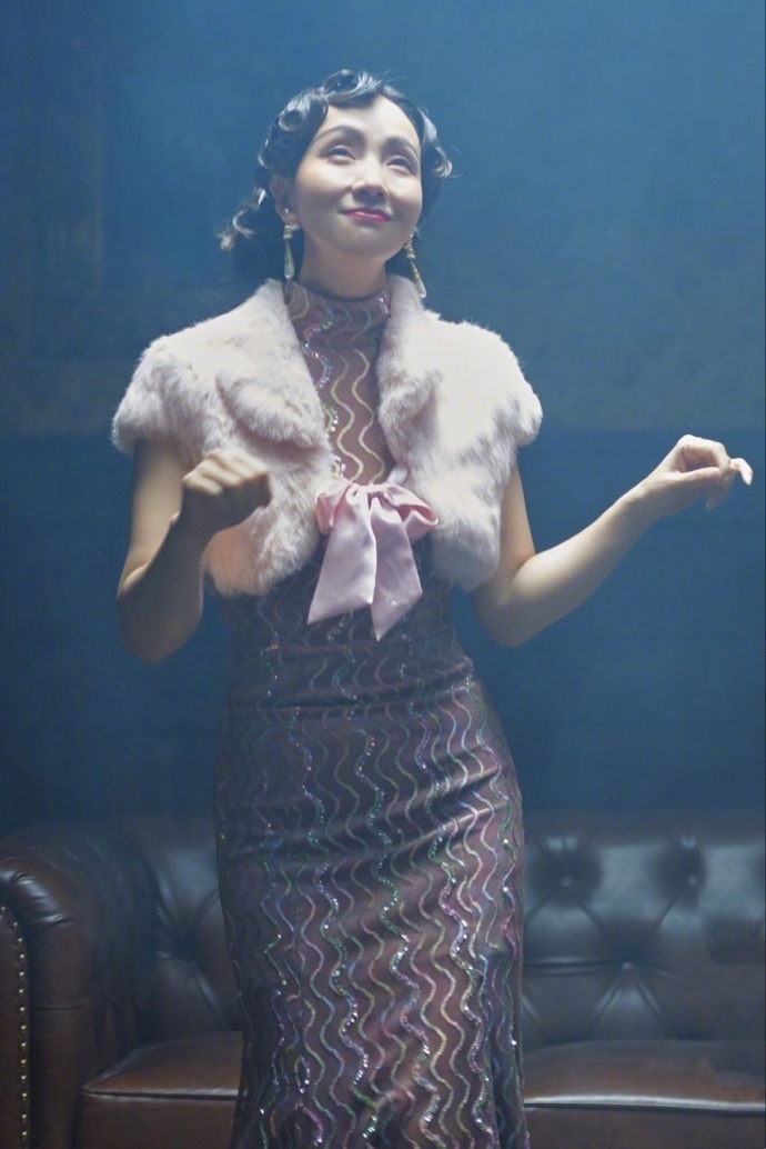美女明星45岁的陶虹穿吊带裙演绎末代皇后一颦一 3