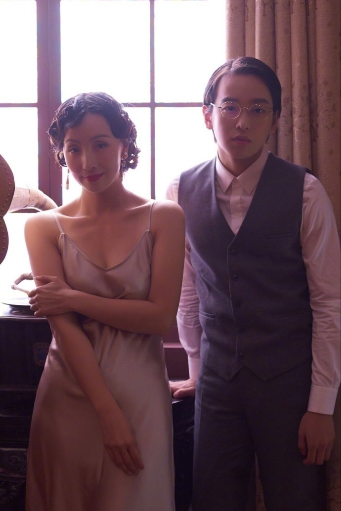 美女明星45岁的陶虹穿吊带裙演绎末代皇后一颦一 7