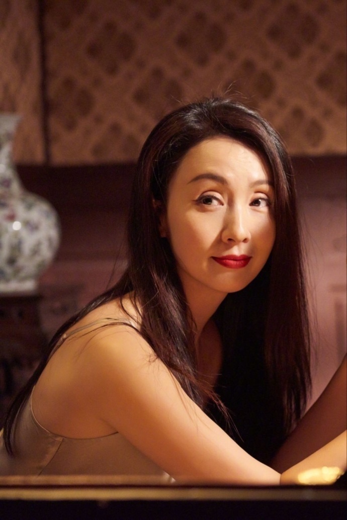 美女明星45岁的陶虹穿吊带裙演绎末代皇后一颦一 8