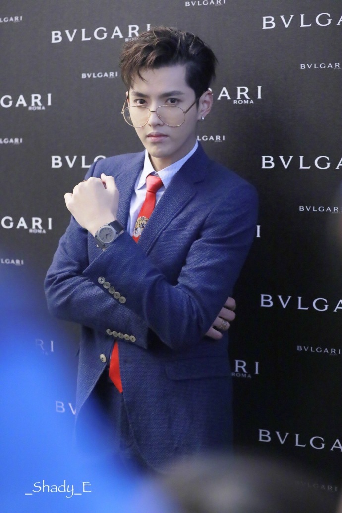 中国男明星帅哥小爷吴亦凡正装图片 5