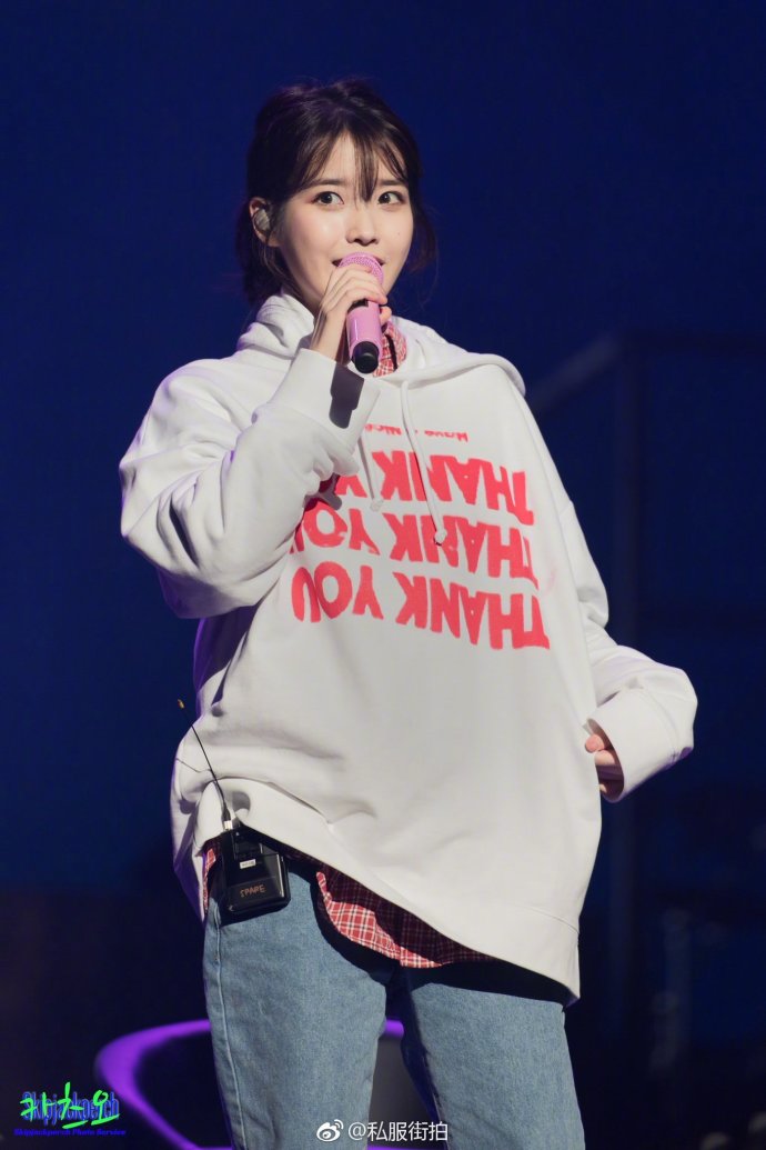韩国美女明星IU李知恩bf风私服街拍