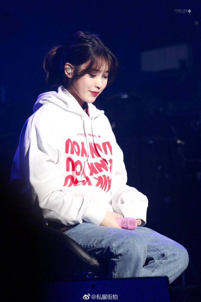 韩国美女明星IU李知恩bf风私服街拍 2