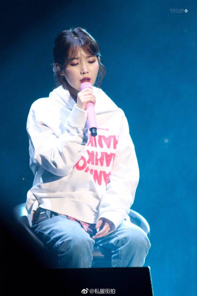 韩国美女明星IU李知恩bf风私服街拍 3