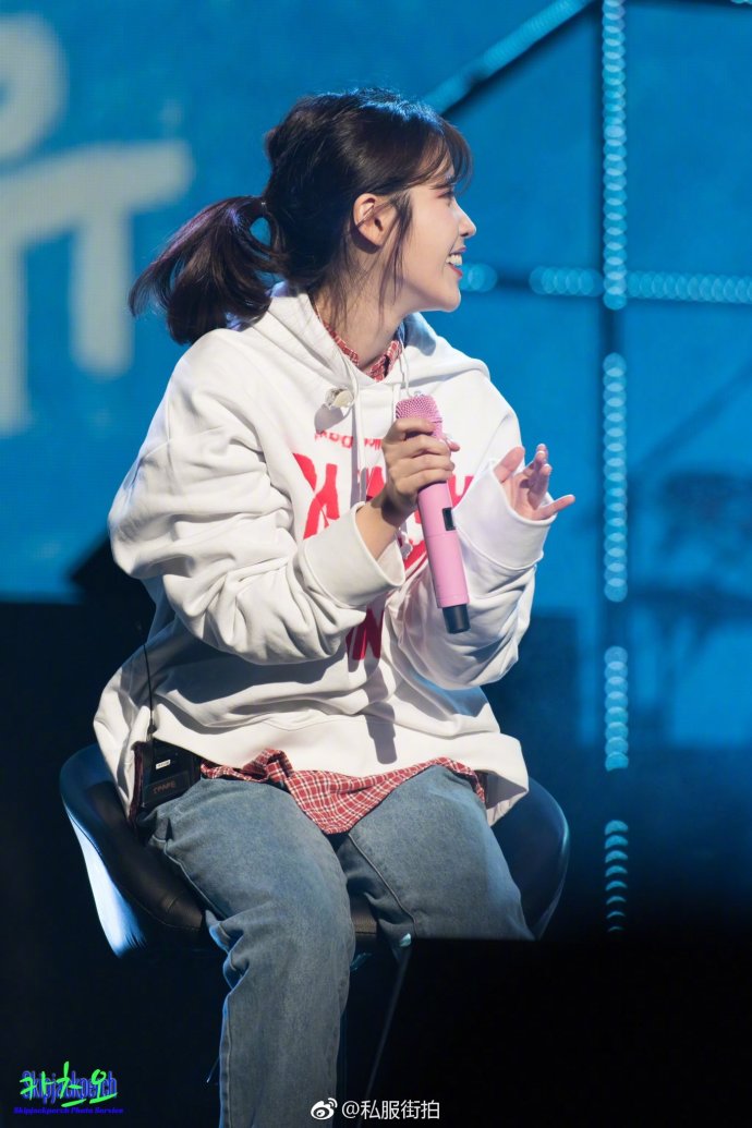 韩国美女明星IU李知恩bf风私服街拍 4