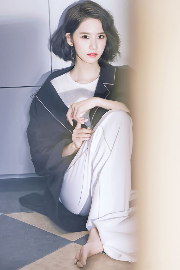韩国美女明星林允儿短发造型唯美写真 2