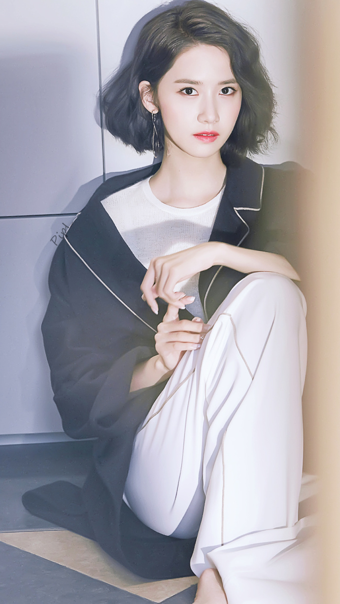 韩国美女明星林允儿短发造型唯美写真 3