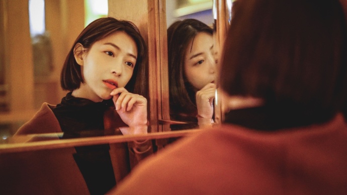 人气女星温雅韩国街拍温暖的圣诞灯光下化身美 2