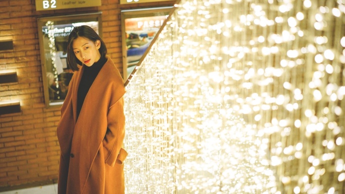 人气女星温雅韩国街拍温暖的圣诞灯光下化身美 7