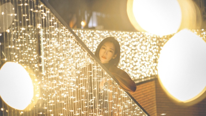 人气女星温雅韩国街拍温暖的圣诞灯光下化身美 8