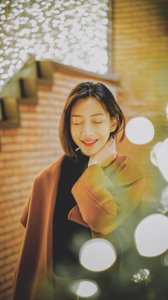 人气女星温雅韩国街拍温暖的圣诞灯光下化身美 9