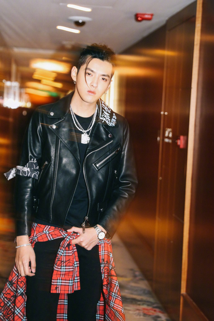 内地小鲜肉明星帅哥吴亦凡楼梯间的时尚大片的 3