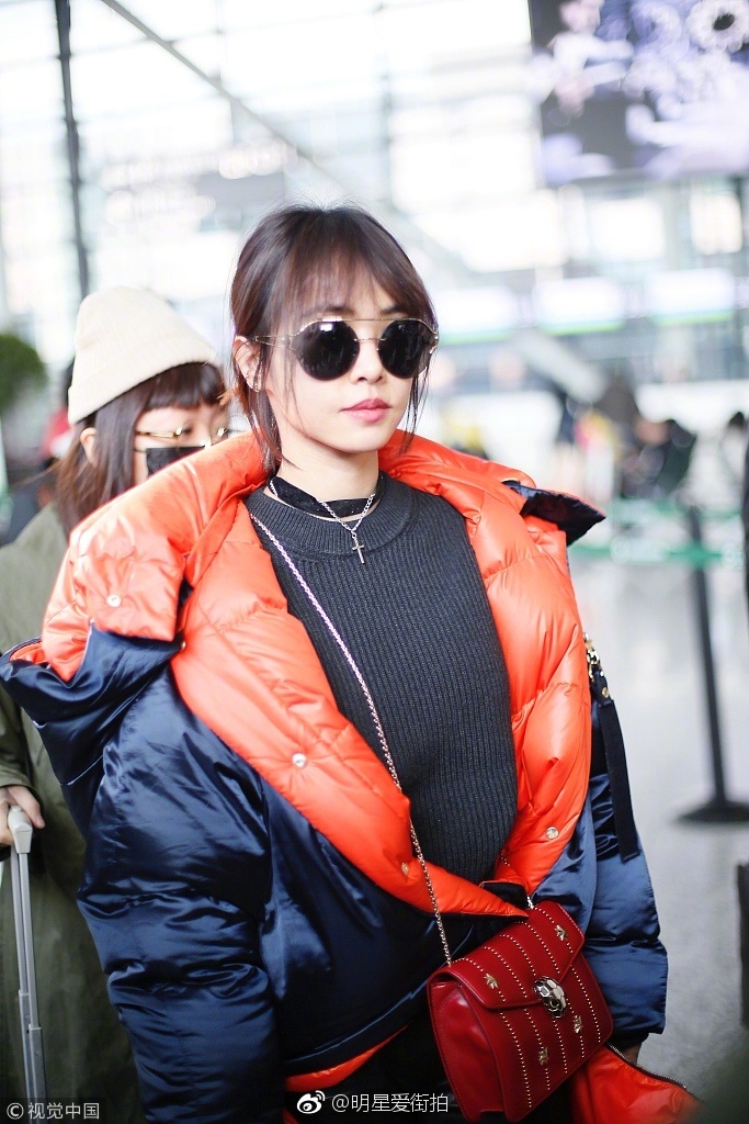 台湾美女明星女神蔡依林拼色羽绒服时尚机场秀 2