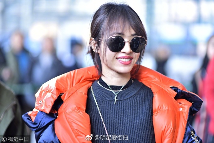台湾美女明星女神蔡依林拼色羽绒服时尚机场秀 3