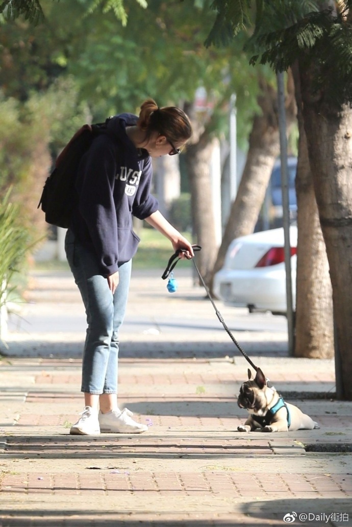欧美美女明星英国女演员Mia Goth出街遛狗街拍图片 2