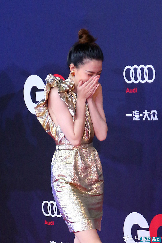 内蒙古美女明星徐璐出席时尚活动金色露半肩裙 2