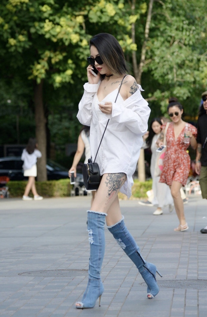 大长腿美女街拍照性感纹身图片