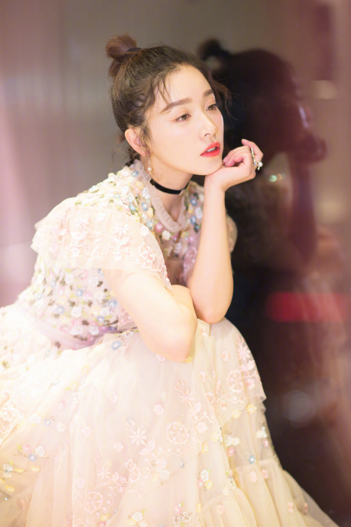 东北美女明星阚清子出席​COSMO时尚美丽盛典礼服 3