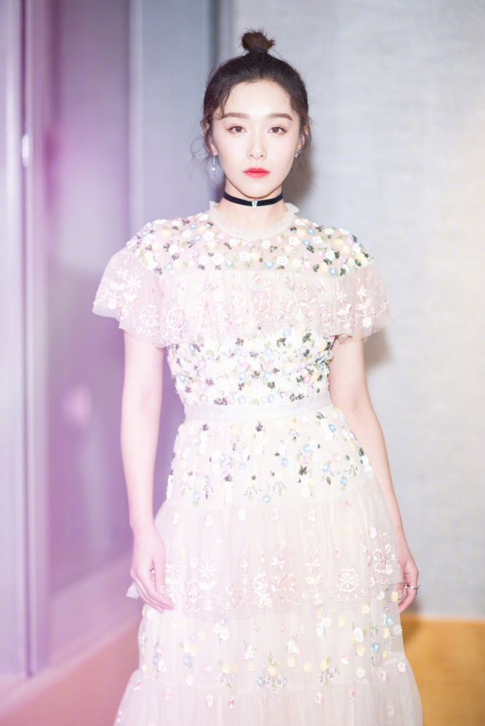 东北美女明星阚清子出席​COSMO时尚美丽盛典礼服 4