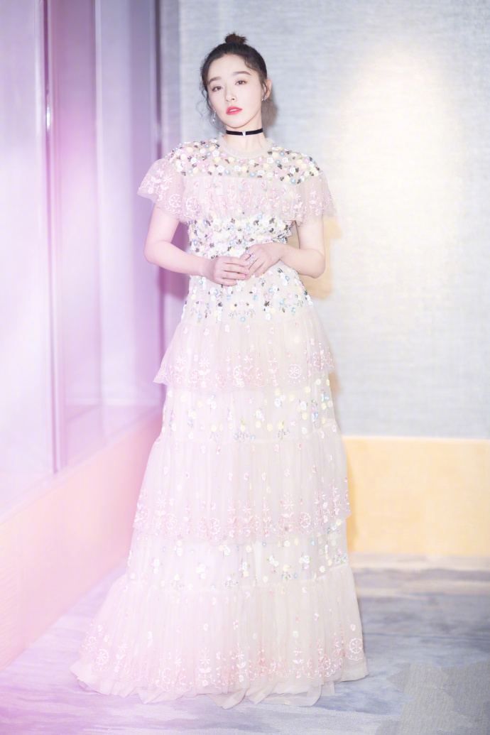 东北美女明星阚清子出席​COSMO时尚美丽盛典礼服 6