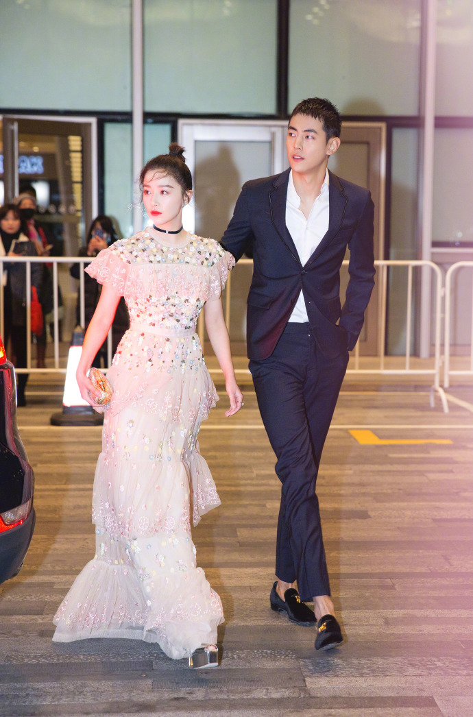 东北美女明星阚清子出席​COSMO时尚美丽盛典礼服 8