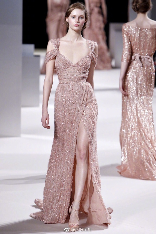 欧美美女模特演绎Elie Saab2011春夏高定裸粉色礼服
