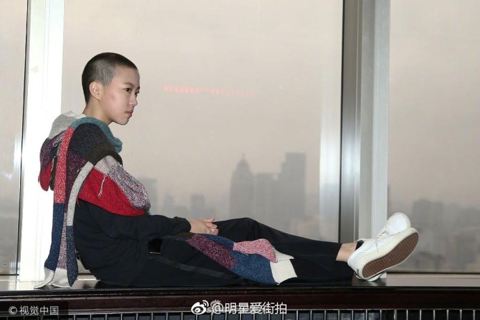 王菲女儿窦靖童光头造型图片 3