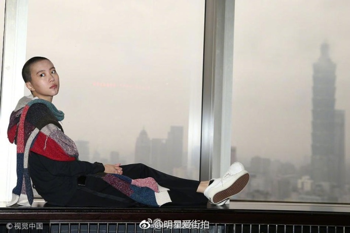 王菲女儿窦靖童光头造型图片 5
