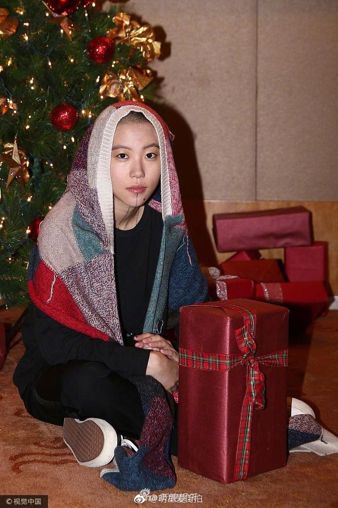 王菲女儿窦靖童光头造型图片 6