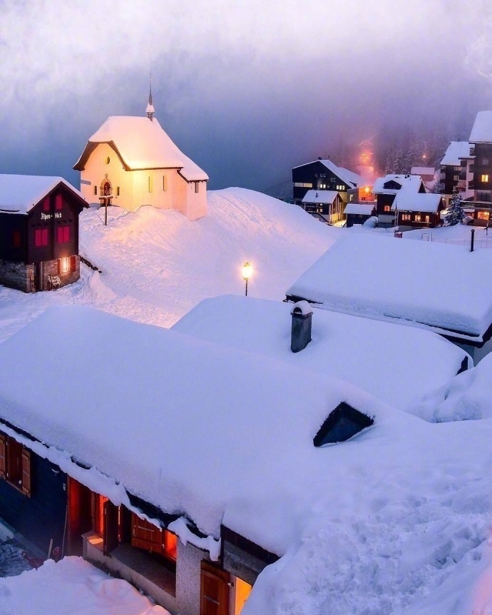 瑞士夜晚的雪景仿佛进入童话世界一样
