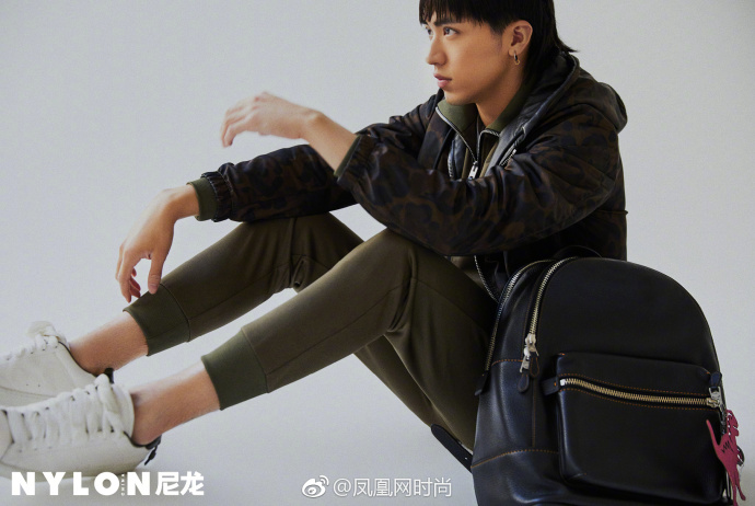 上海男明星小鲜肉帅哥许魏洲最新一组杂志封面 7