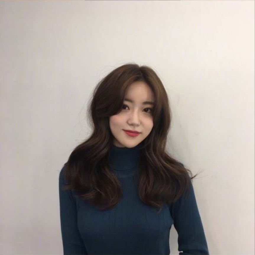 适合秋冬的棕色系大波浪卷发型美女自拍照 2