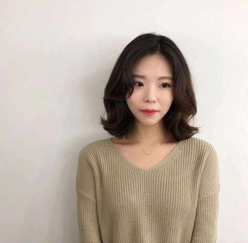 适合秋冬的棕色系大波浪卷发型美女自拍照 3
