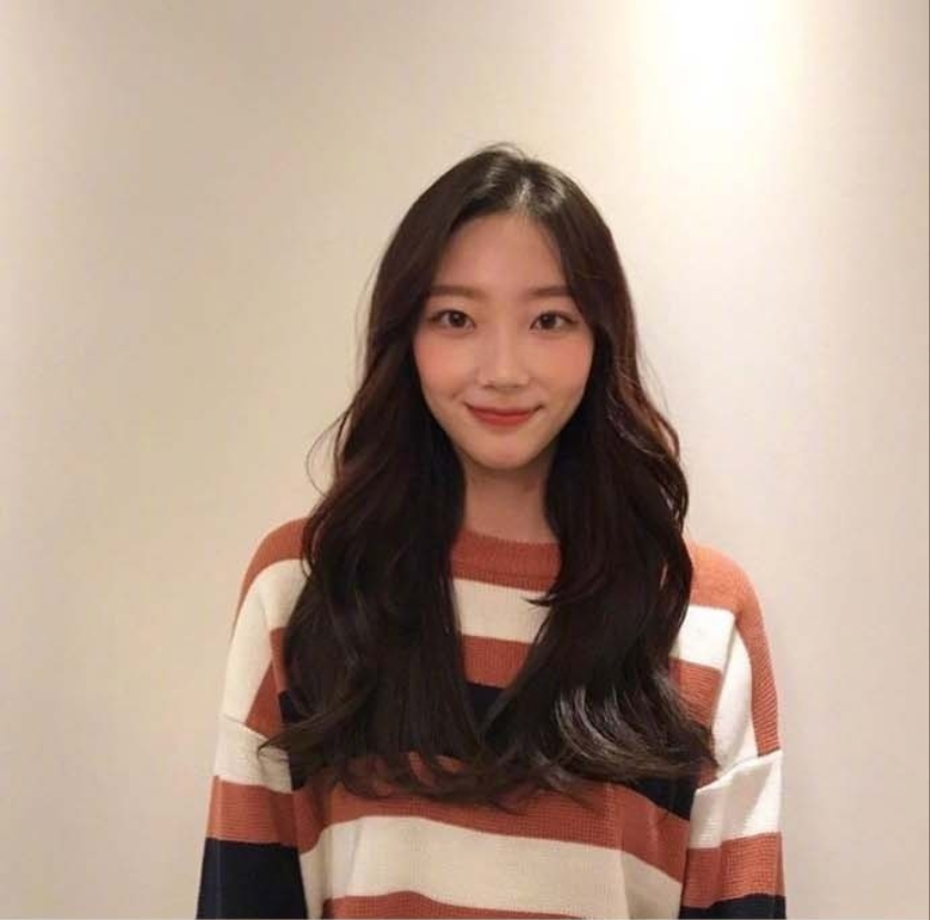 适合秋冬的棕色系大波浪卷发型美女自拍照 4