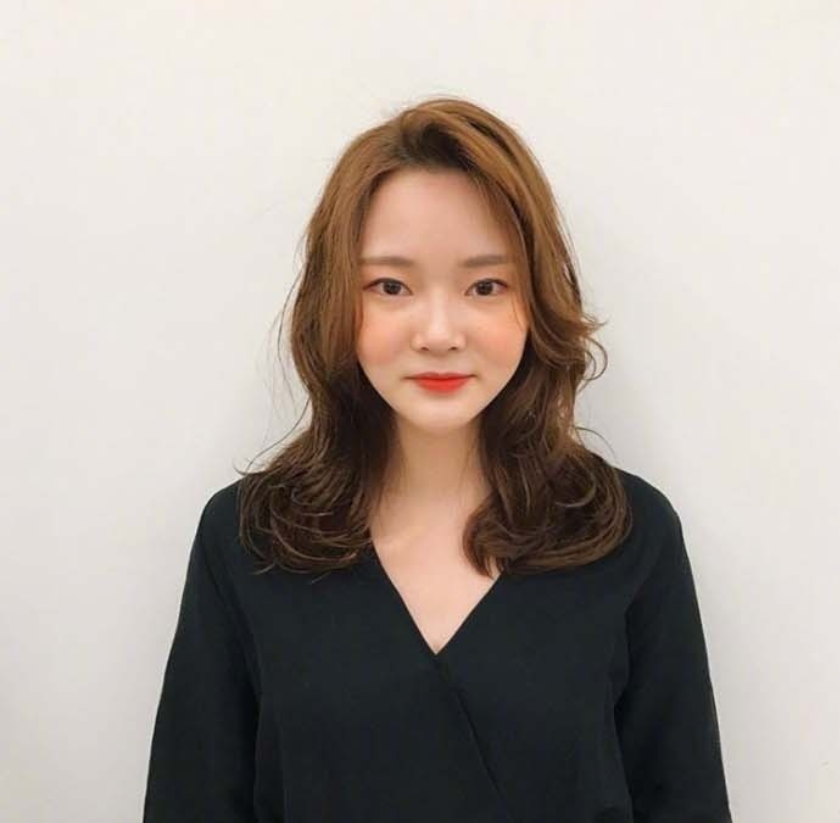 适合秋冬的棕色系大波浪卷发型美女自拍照 6