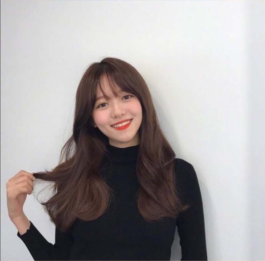 适合秋冬的棕色系大波浪卷发型美女自拍照 8
