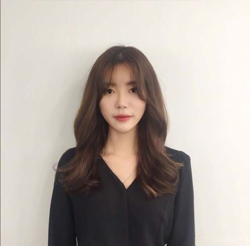 适合秋冬的棕色系大波浪卷发型美女自拍照 9