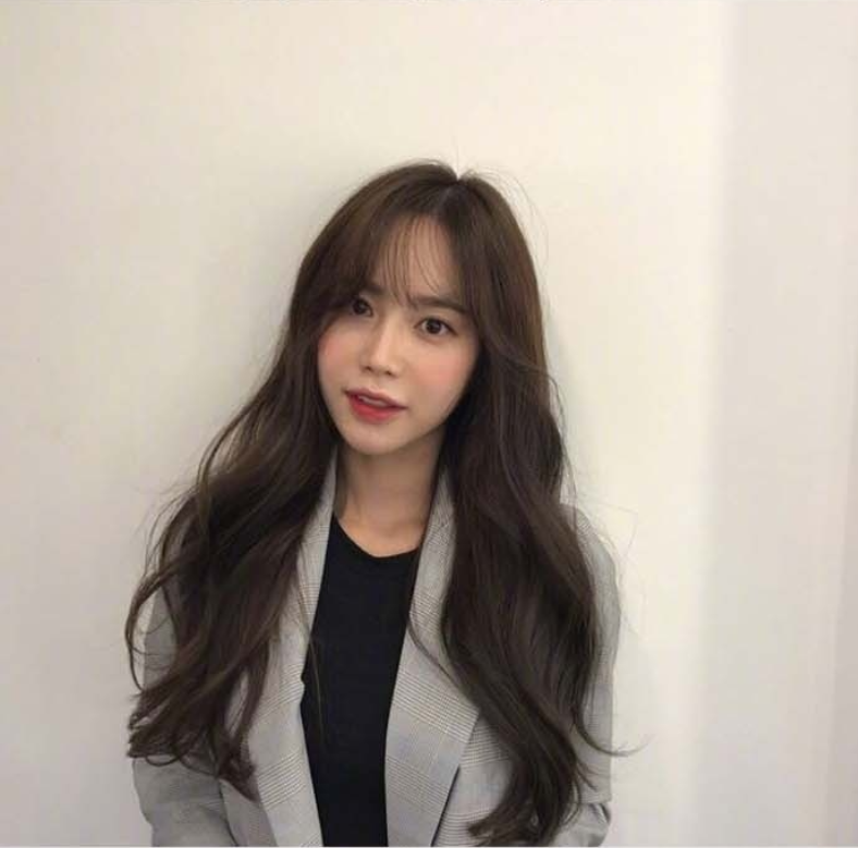 适合秋冬的棕色系大波浪卷发型美女自拍照 11