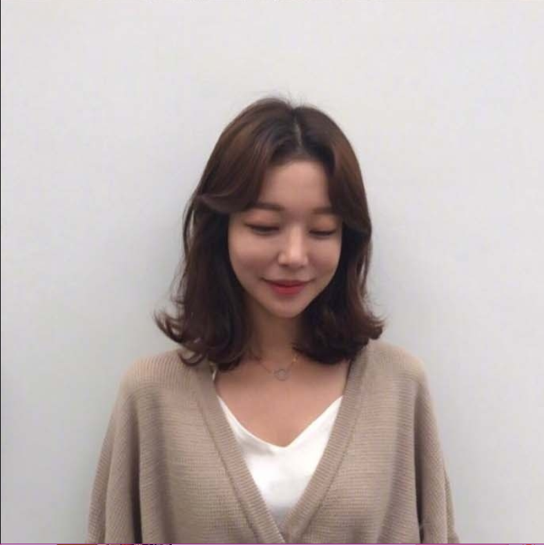 适合秋冬的棕色系大波浪卷发型美女自拍照 12