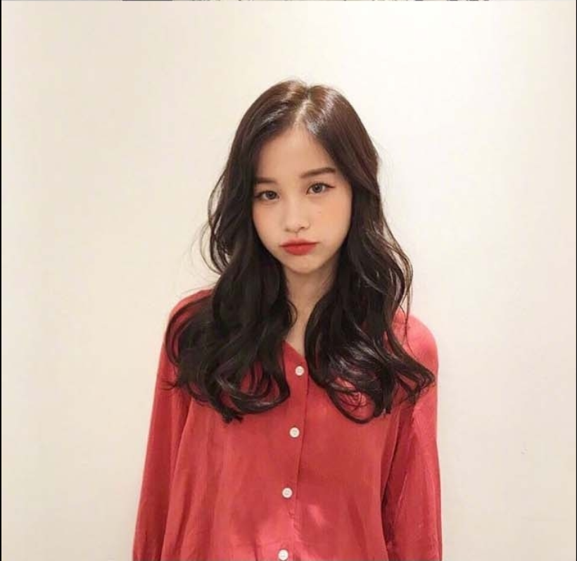 适合秋冬的棕色系大波浪卷发型美女自拍照 14