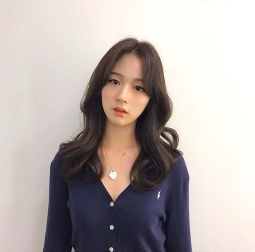 适合秋冬的棕色系大波浪卷发型美女自拍照 17