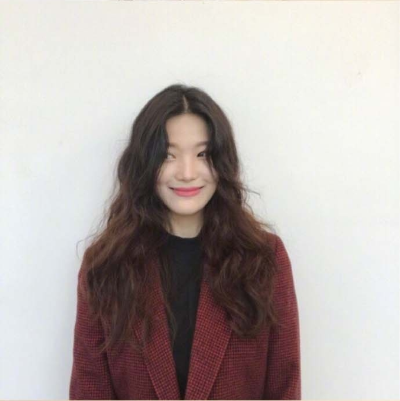 适合秋冬的棕色系大波浪卷发型美女自拍照 20